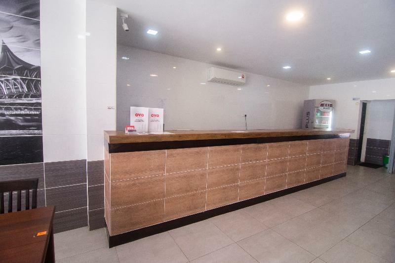 Oyo 836 Mandurah Room & Cafe Kuching Buitenkant foto