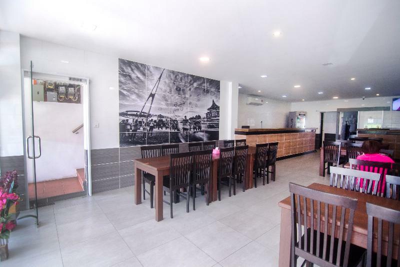 Oyo 836 Mandurah Room & Cafe Kuching Buitenkant foto