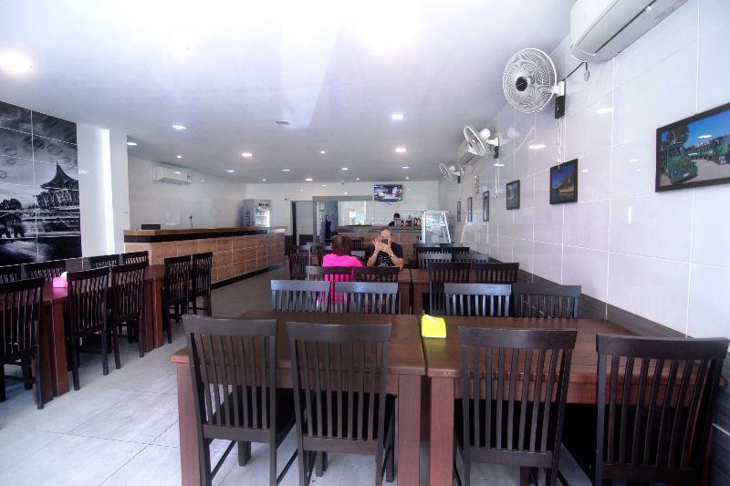 Oyo 836 Mandurah Room & Cafe Kuching Buitenkant foto