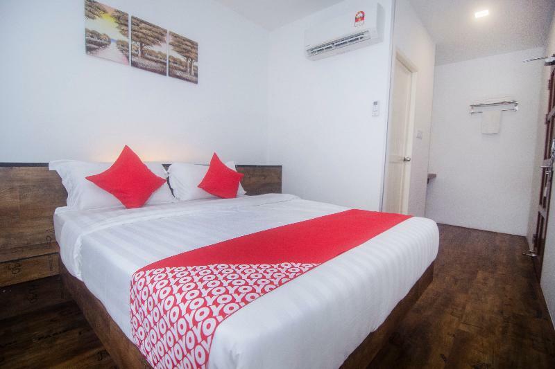 Oyo 836 Mandurah Room & Cafe Kuching Buitenkant foto