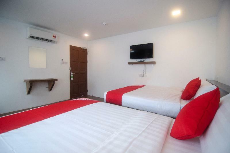 Oyo 836 Mandurah Room & Cafe Kuching Buitenkant foto