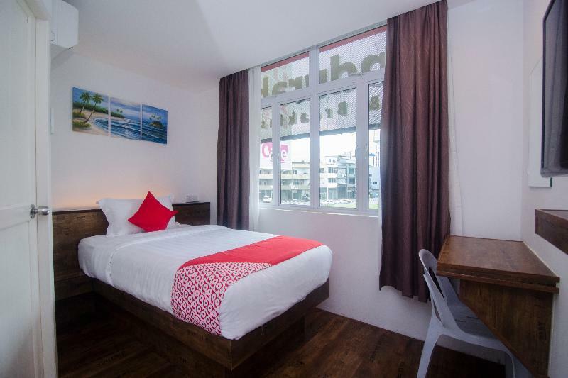 Oyo 836 Mandurah Room & Cafe Kuching Buitenkant foto