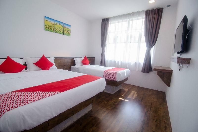 Oyo 836 Mandurah Room & Cafe Kuching Buitenkant foto