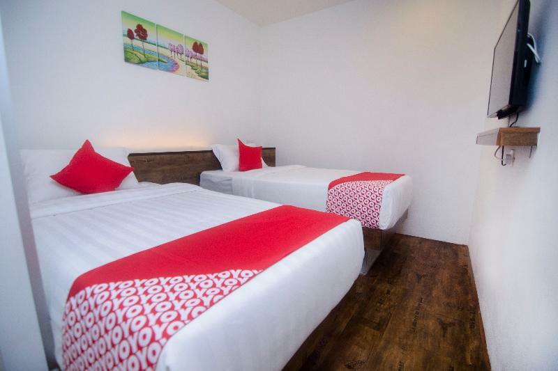Oyo 836 Mandurah Room & Cafe Kuching Buitenkant foto