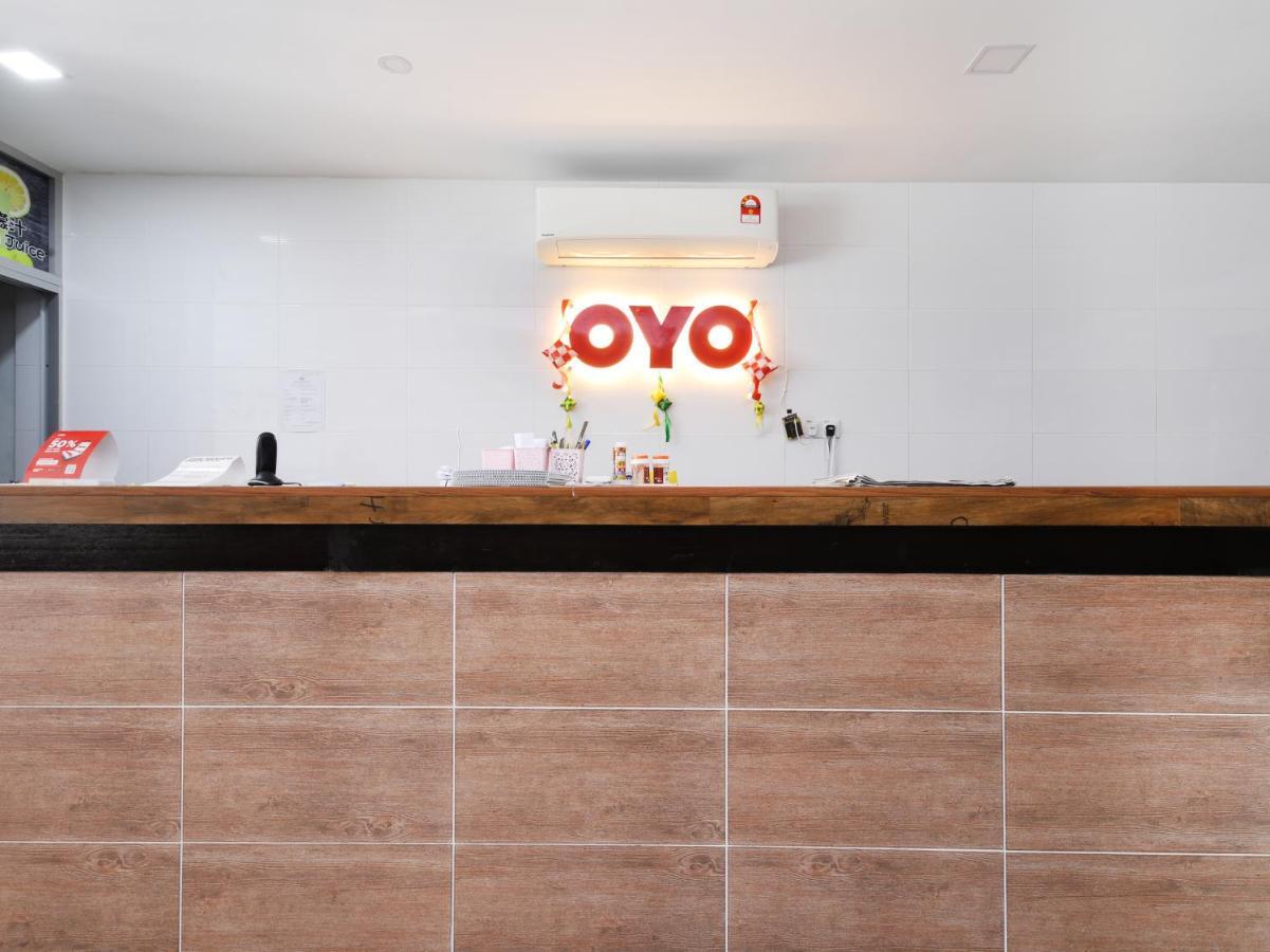 Oyo 836 Mandurah Room & Cafe Kuching Buitenkant foto