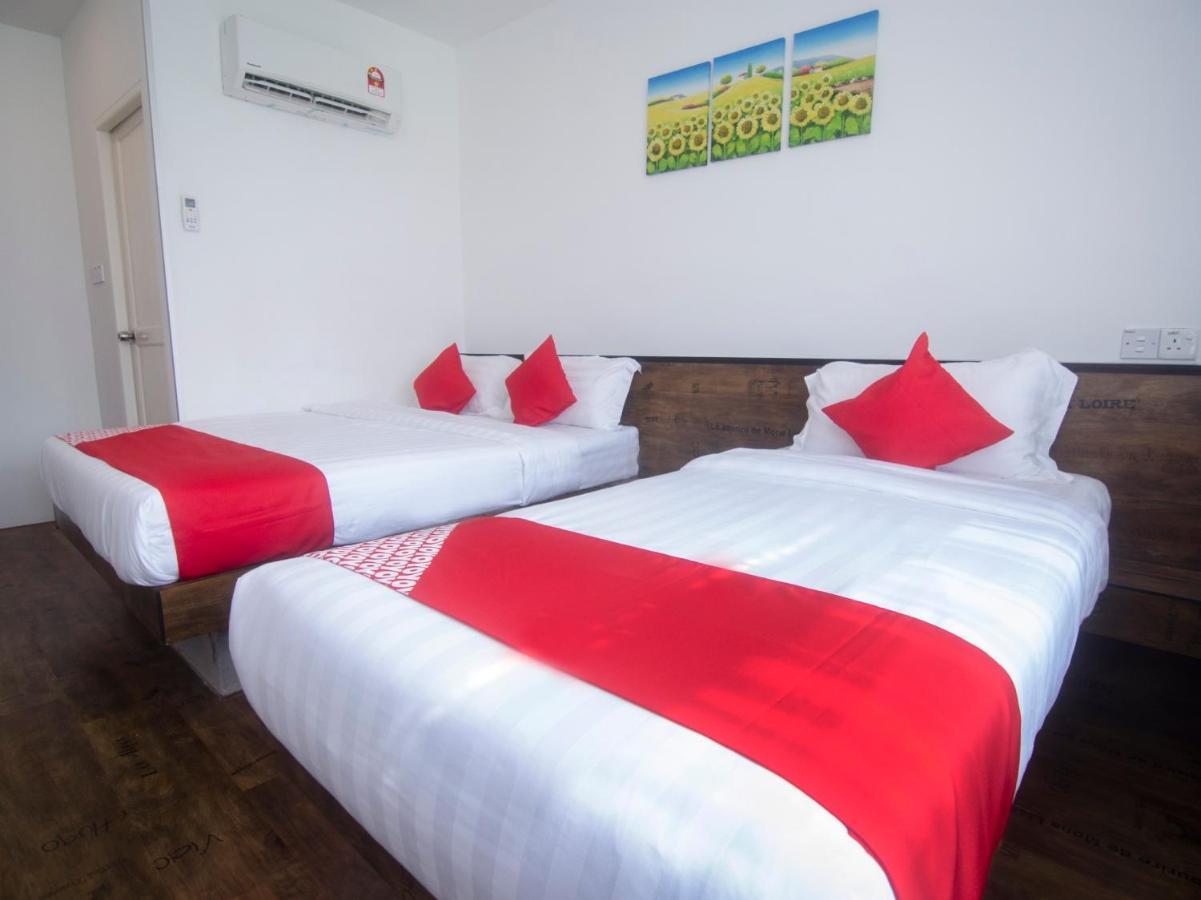 Oyo 836 Mandurah Room & Cafe Kuching Buitenkant foto