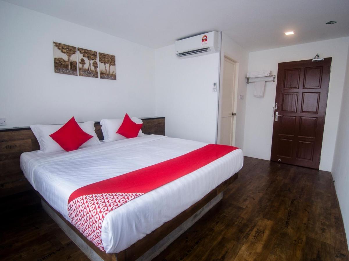 Oyo 836 Mandurah Room & Cafe Kuching Buitenkant foto