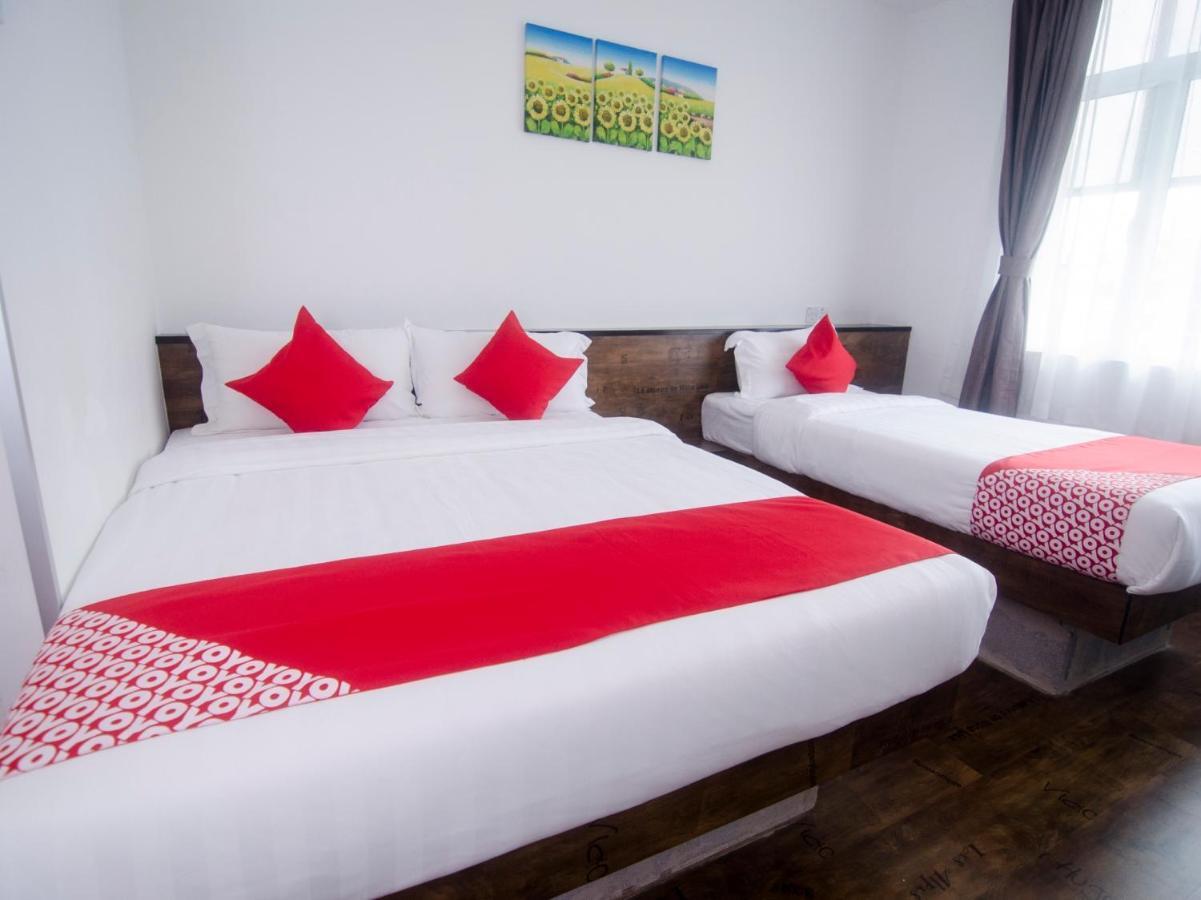 Oyo 836 Mandurah Room & Cafe Kuching Buitenkant foto