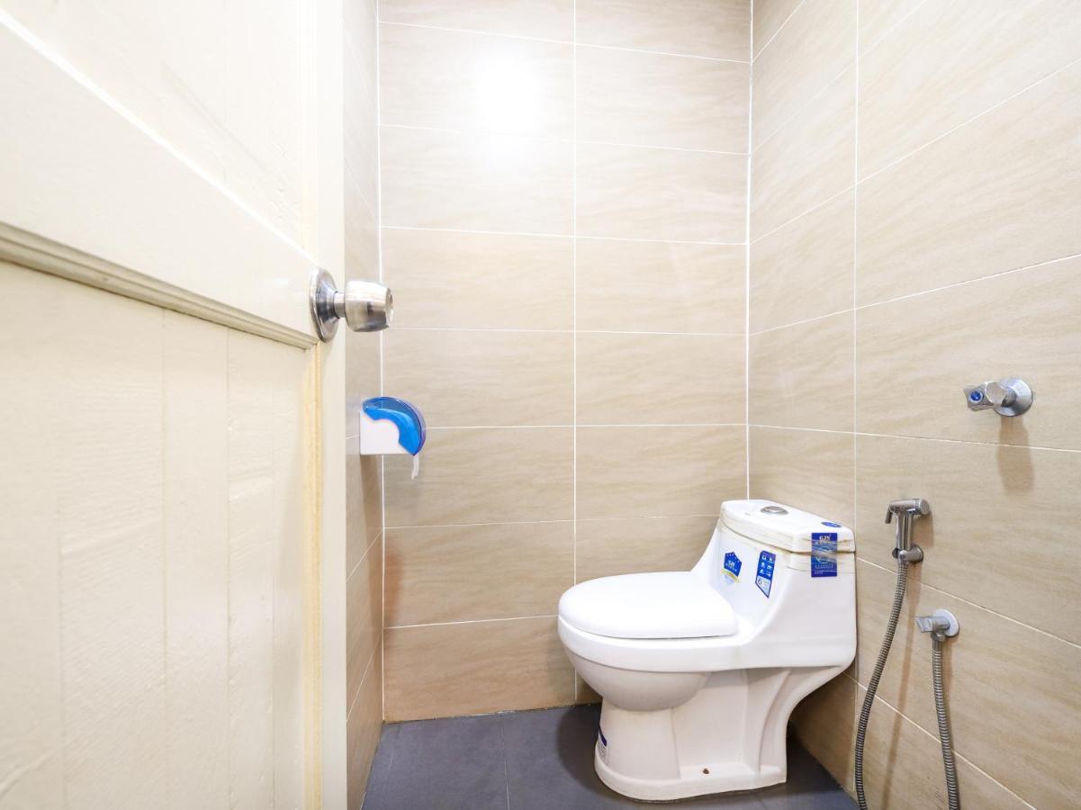 Oyo 836 Mandurah Room & Cafe Kuching Buitenkant foto