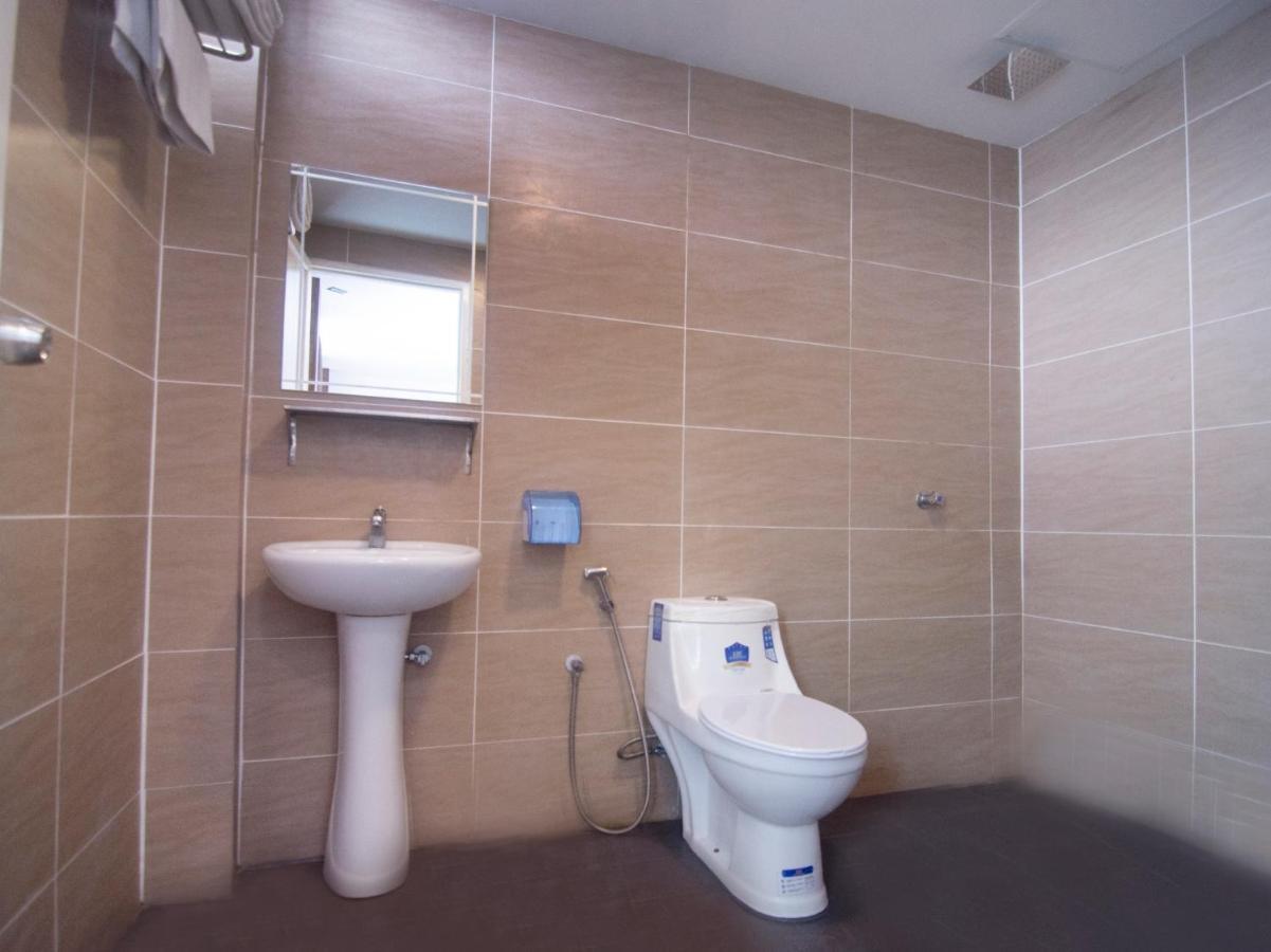 Oyo 836 Mandurah Room & Cafe Kuching Buitenkant foto