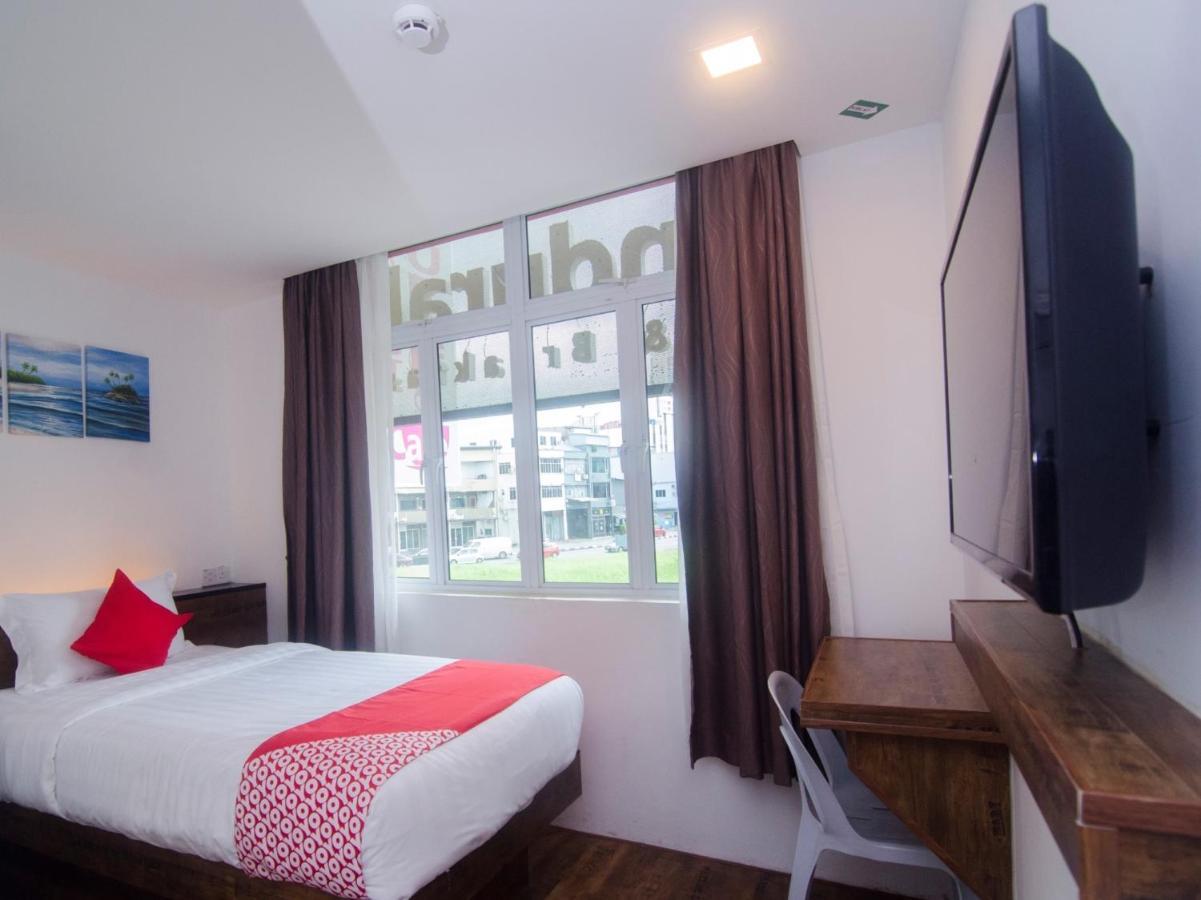 Oyo 836 Mandurah Room & Cafe Kuching Buitenkant foto