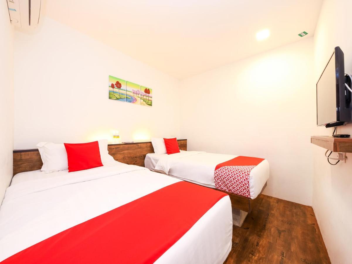 Oyo 836 Mandurah Room & Cafe Kuching Buitenkant foto