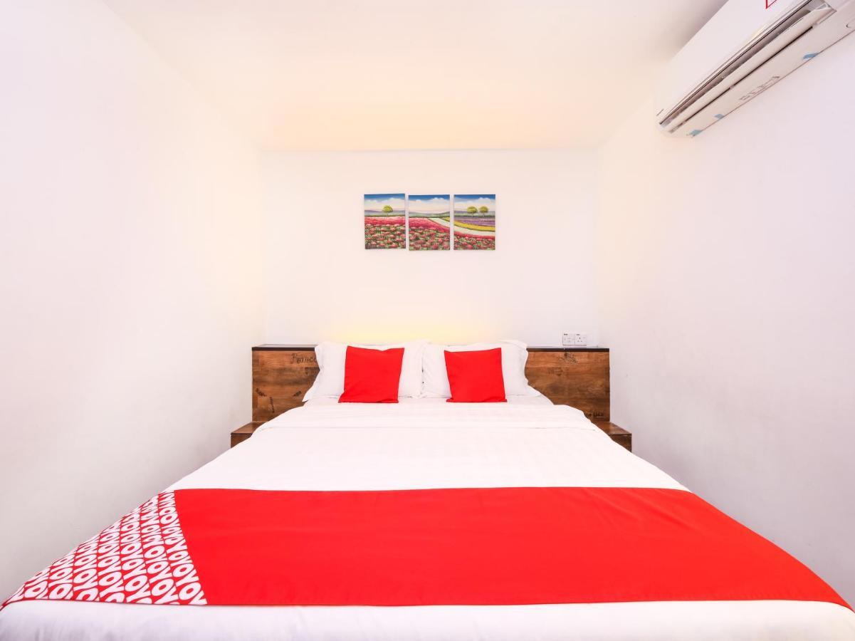 Oyo 836 Mandurah Room & Cafe Kuching Buitenkant foto