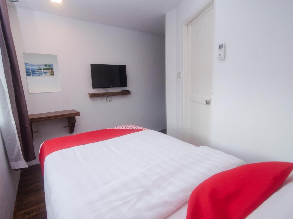Oyo 836 Mandurah Room & Cafe Kuching Buitenkant foto
