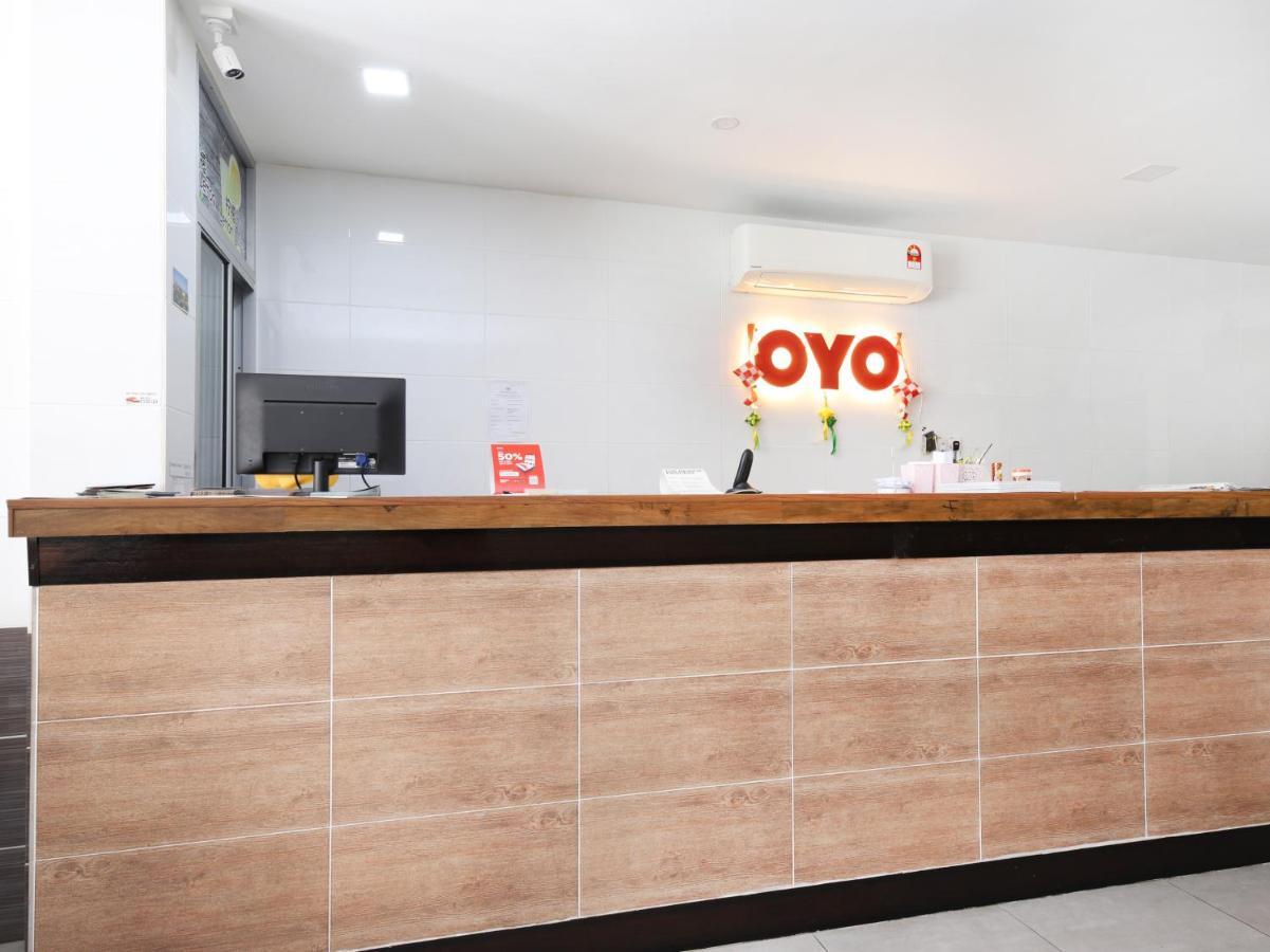 Oyo 836 Mandurah Room & Cafe Kuching Buitenkant foto