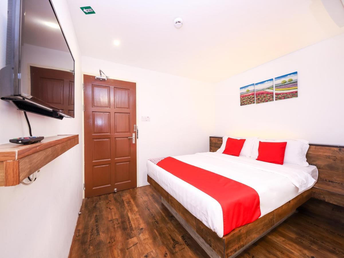 Oyo 836 Mandurah Room & Cafe Kuching Buitenkant foto