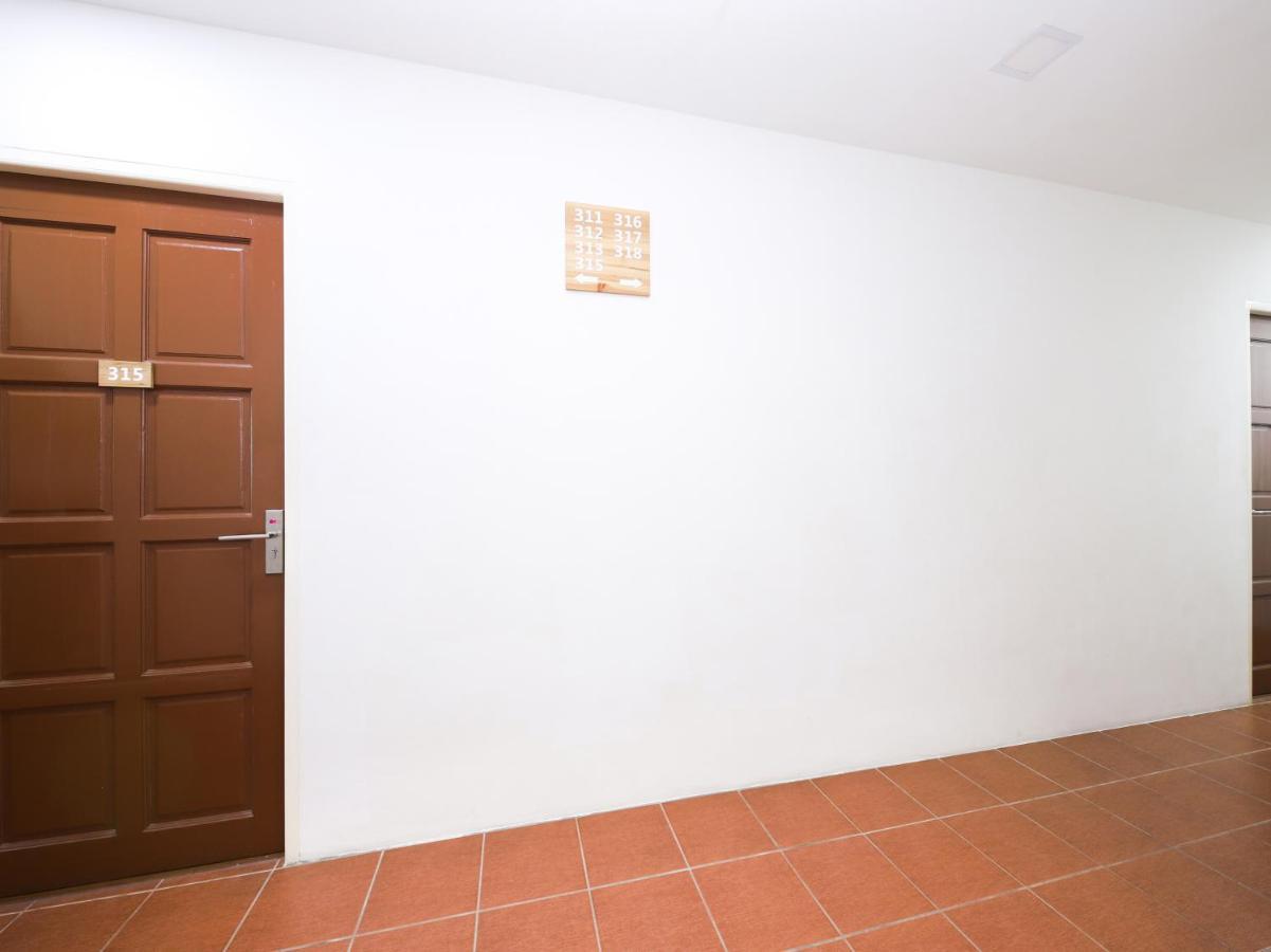 Oyo 836 Mandurah Room & Cafe Kuching Buitenkant foto