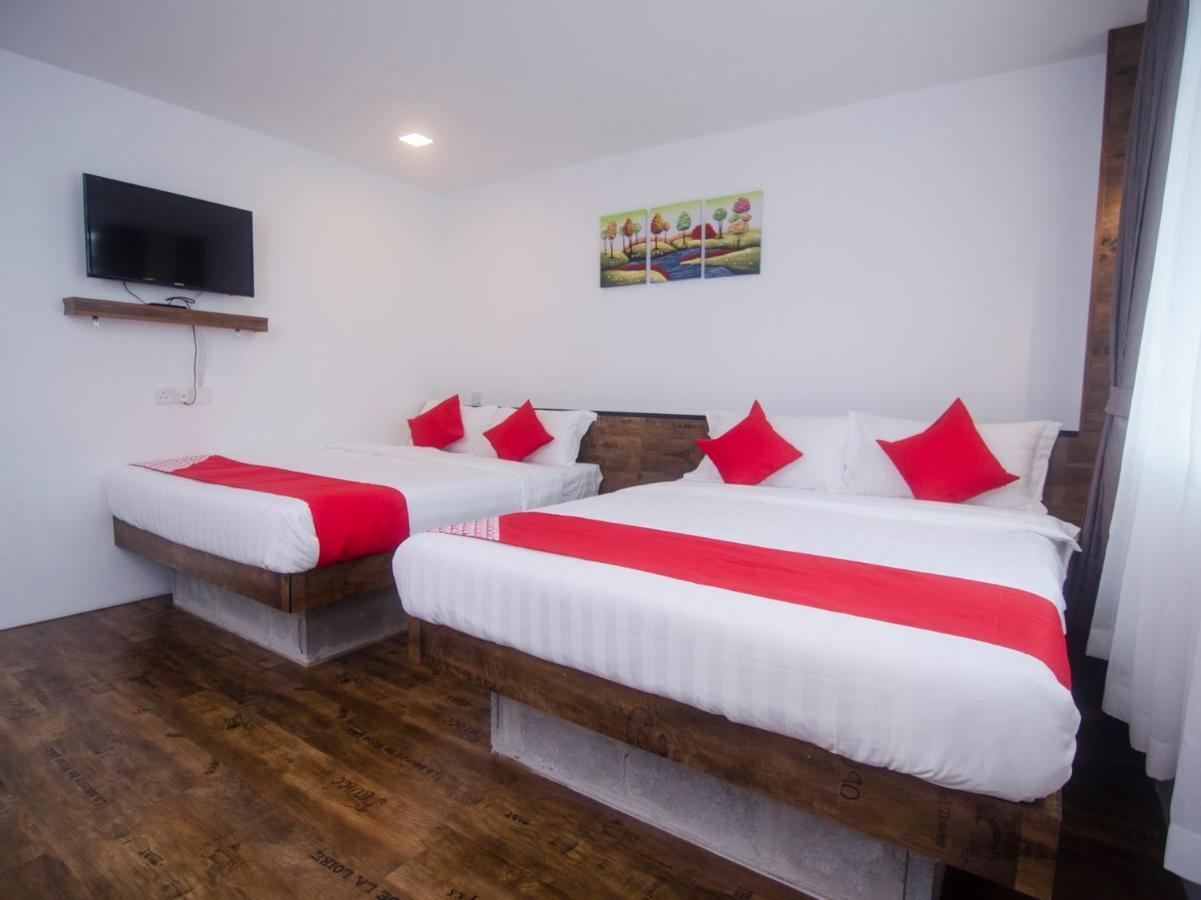 Oyo 836 Mandurah Room & Cafe Kuching Buitenkant foto