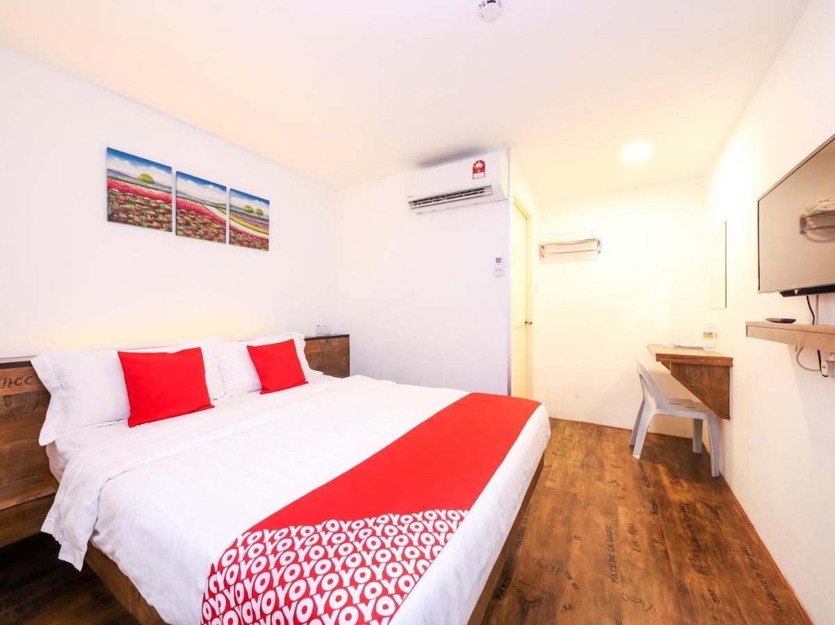 Oyo 836 Mandurah Room & Cafe Kuching Buitenkant foto