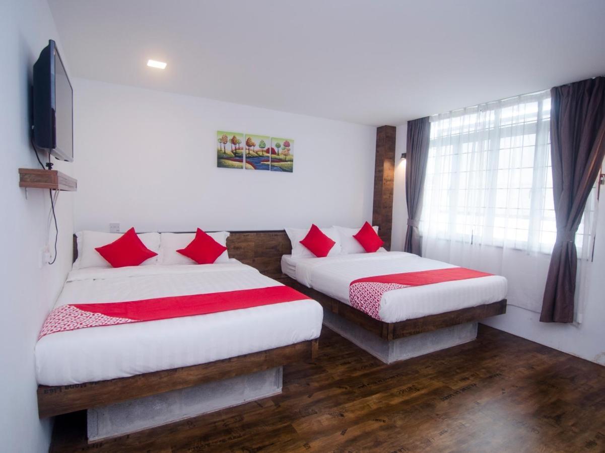 Oyo 836 Mandurah Room & Cafe Kuching Buitenkant foto