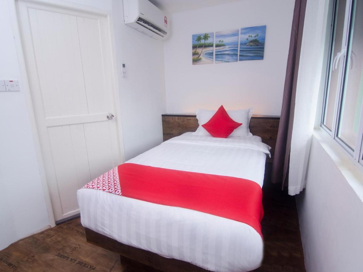 Oyo 836 Mandurah Room & Cafe Kuching Buitenkant foto