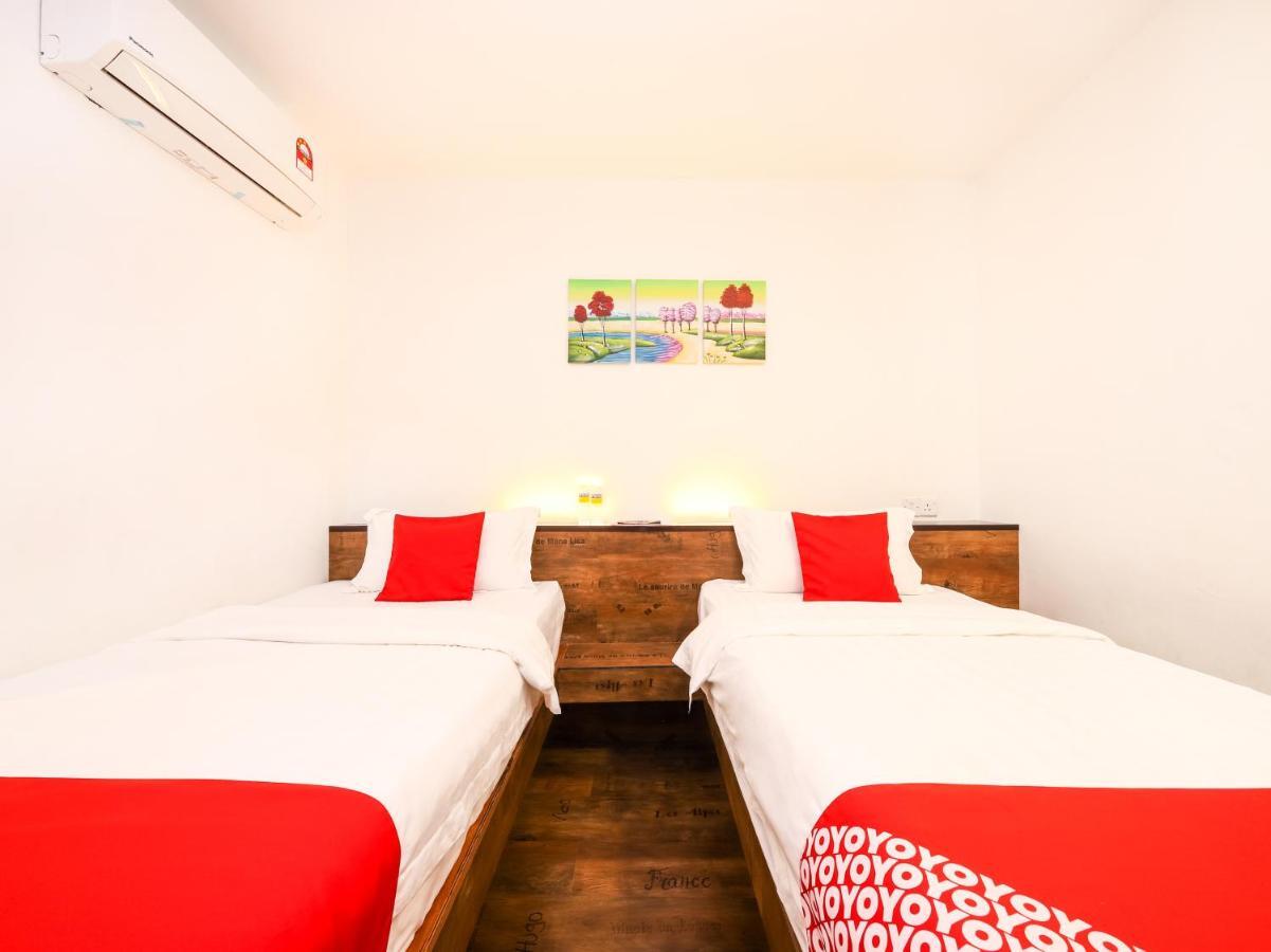 Oyo 836 Mandurah Room & Cafe Kuching Buitenkant foto