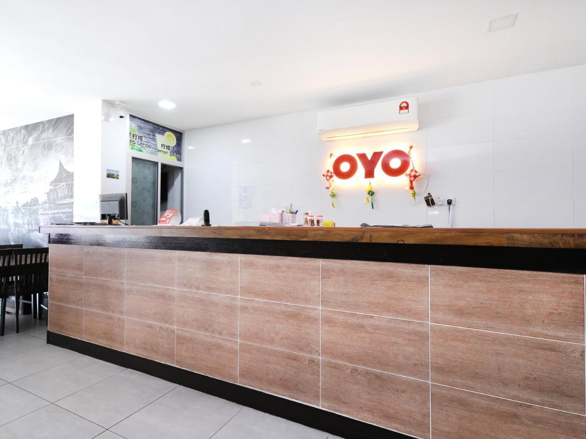 Oyo 836 Mandurah Room & Cafe Kuching Buitenkant foto